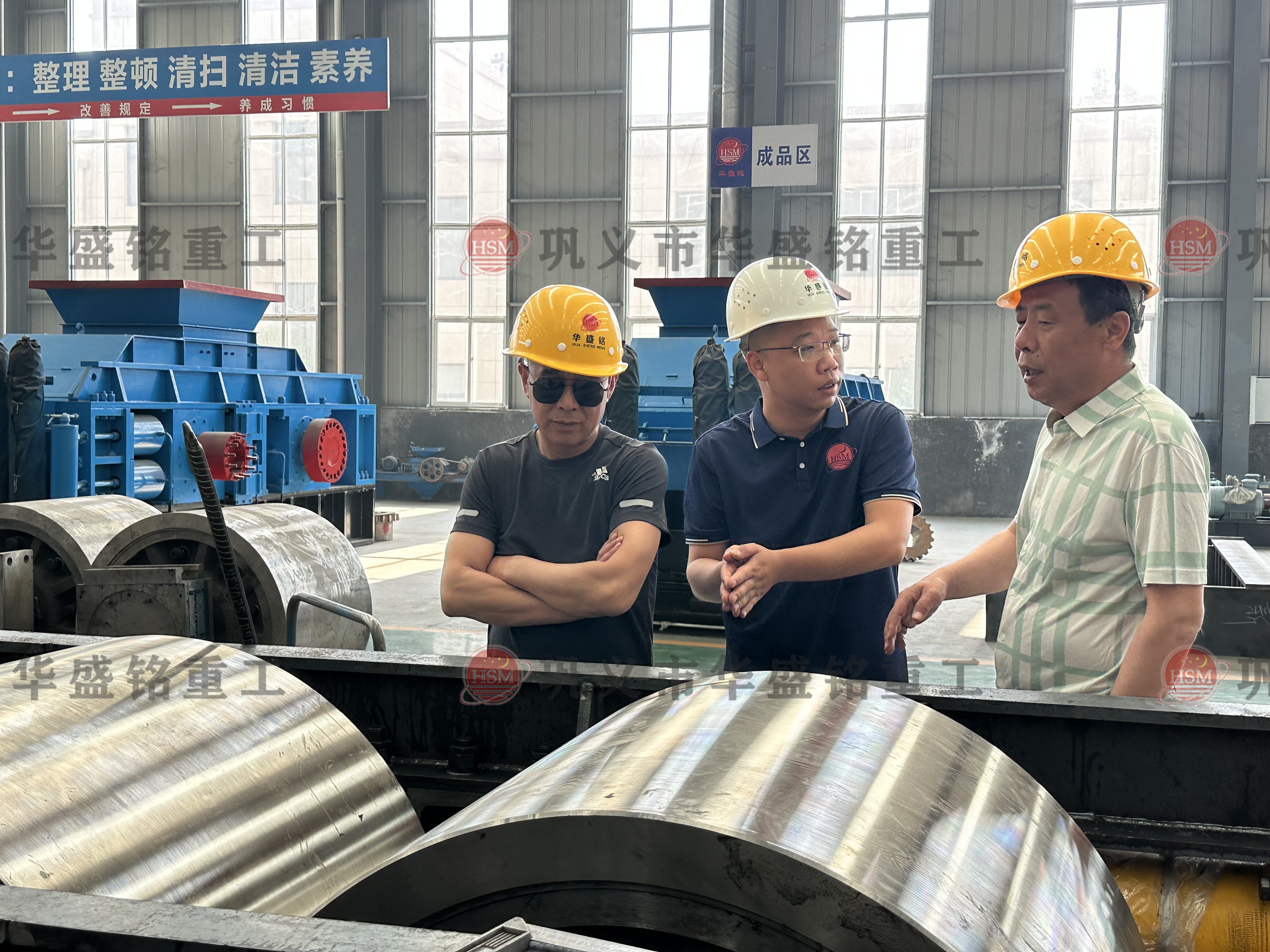 广西的老客户配置液压对辊制砂机(附发货现场)