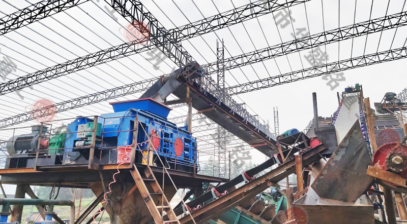 9888拉斯维加斯入口对辊破碎机发往云南普洱制砂现场