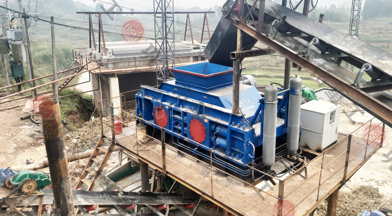 9888拉斯维加斯入口对辊破碎机发往云南普洱制砂现场